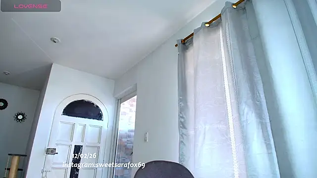 sweetsarasofia online show from February 12, 2026, 7:42 pm