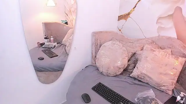 melaniecooperr online show from December 2, 2024, 11:34 am