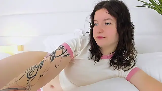 MoonAngelic online show from October 29, 2025, 2:25 am