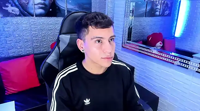 salvadorgomezx online show from December 15, 2024, 10:47 pm