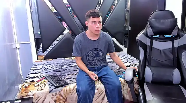 salvadorgomezx online show from December 23, 2024, 11:06 pm