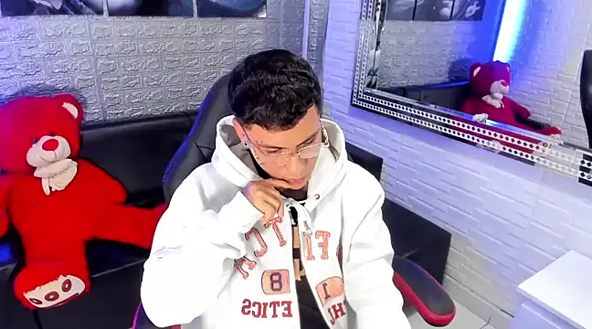 salvadorgomezx online show from February 14, 2025, 9:34 am