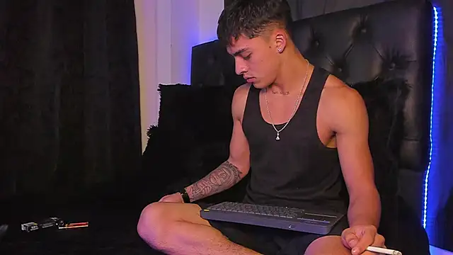 James1lee  online show from December 16, 2024, 2:36 am