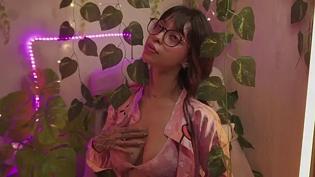 Snapshot of Kitty_arts chatting on December 2, 2024, 10:56 pm Kitty arts online show from December 2, 2024, 10:56 pm