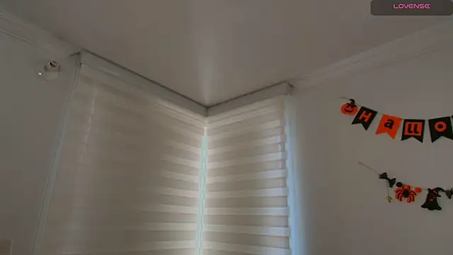 venusleroy  online show from October 5, 2025, 8:29 pm