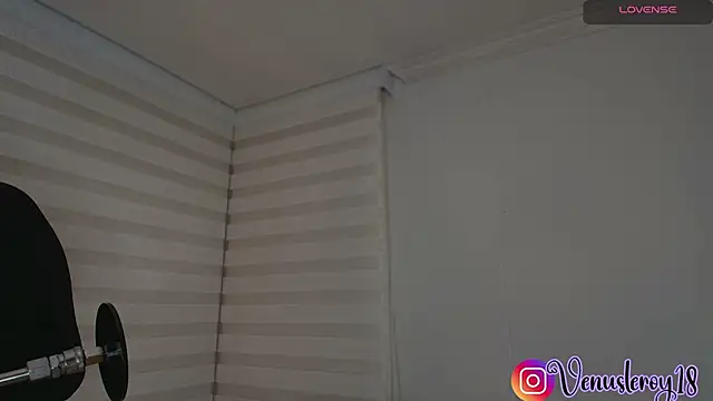 venusleroy  online show from October 24, 2025, 11:12 pm