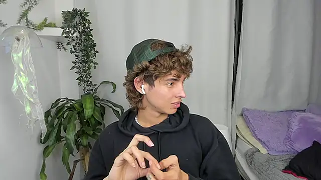 santy-kitty online show from December 18, 2025, 3:45 am