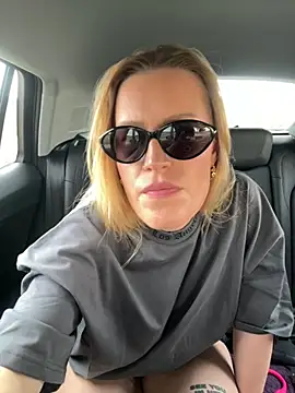 Snapshot of Sissy-Bee chatting on October 19, 2025, 2:29 pm Sissy-Bee online show from October 19, 2025, 2:29 pm