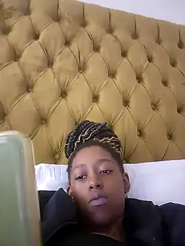 02Boitybaby online show from February 5, 2025, 1:44 pm