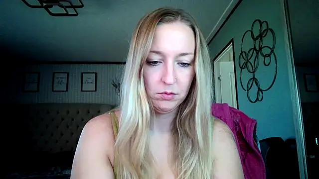 lucyallen4201 online show from January 29, 2025, 8:35 pm