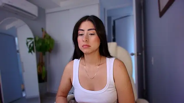 auroracaruso11 online show from October 4, 2025, 8:18 pm