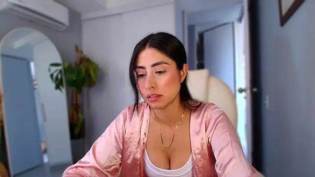 auroracaruso11 online show from October 7, 2025, 9:45 pm