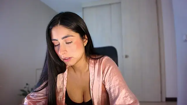auroracaruso11 online show from June 12, 2026, 8:08 pm