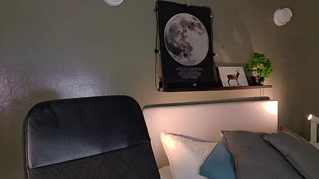 ParisFox  online show from October 21, 2025, 7:36 pm