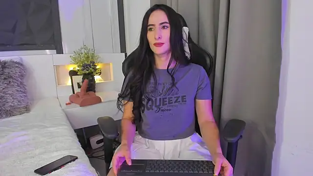 SaraGomez1 online show from October 7, 2025, 2:36 pm