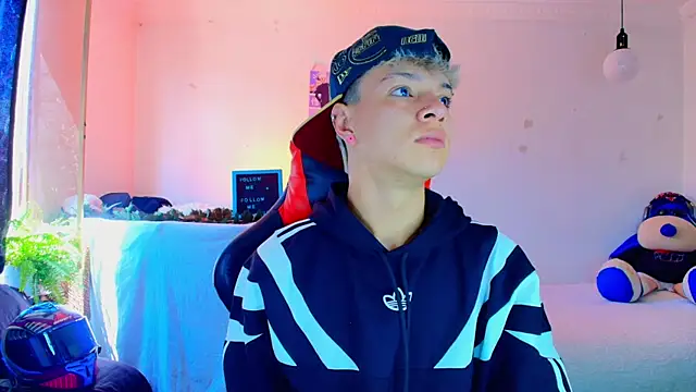 Snapshot of twink_sebas_ chatting on November 18, 2025, 3:38 pm twink sebas online show from November 18, 2025, 3:38 pm