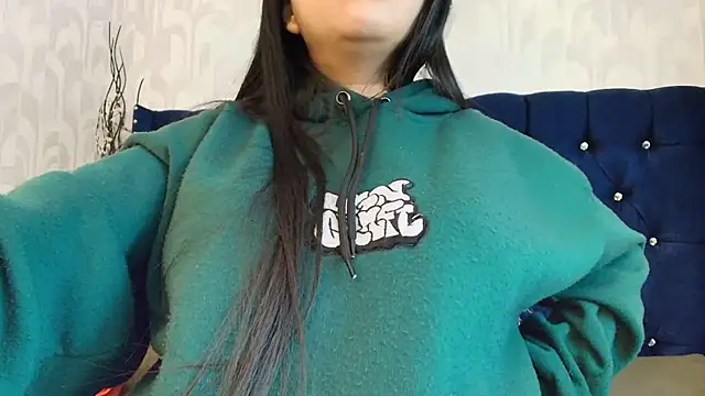 CarolineBrunx online show from May 8, 2026, 8:03 pm