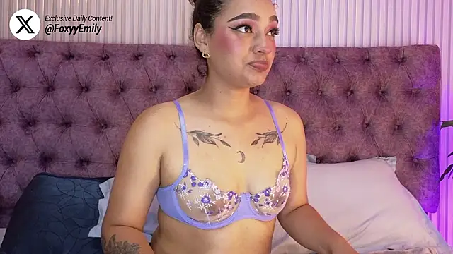 Snapshot of EMILYY_FOXY chatting on February 22, 2026, 7:12 pm EMILYY FOXY online show from February 22, 2026, 7:12 pm