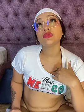 EMILYY FOXY online show from June 1, 2026, 7:04 pm