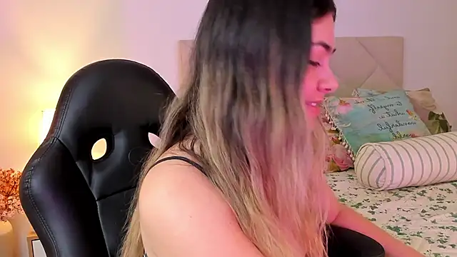 Snapshot of Lau_Bee chatting on December 11, 2024, 6:52 pm Lau Bee online show from December 11, 2024, 6:52 pm