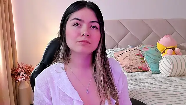 Snapshot of Lau_Bee chatting on December 13, 2024, 4:05 pm Lau Bee online show from December 13, 2024, 4:05 pm