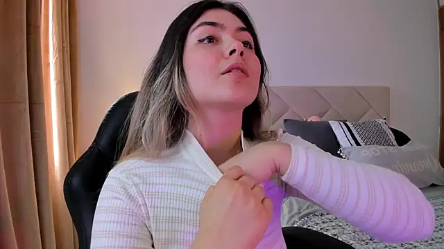 Snapshot of Lau_Bee chatting on December 16, 2024, 6:49 pm Lau Bee online show from December 16, 2024, 6:49 pm