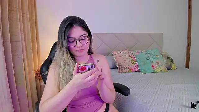 Snapshot of Lau_Bee chatting on December 30, 2024, 8:36 pm Lau Bee online show from December 30, 2024, 8:36 pm