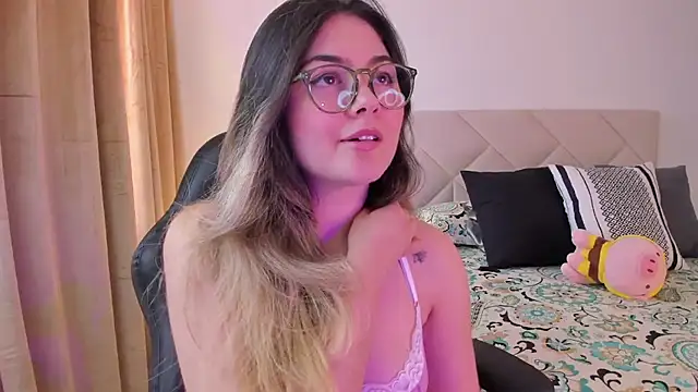 Snapshot of Lau_Bee chatting on January 11, 2025, 6:23 pm Lau Bee online show from January 11, 2025, 6:23 pm