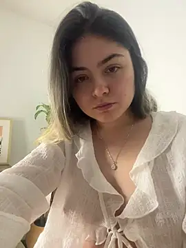 Snapshot of Lau_Bee chatting on January 17, 2025, 3:12 am Lau Bee online show from January 17, 2025, 3:12 am