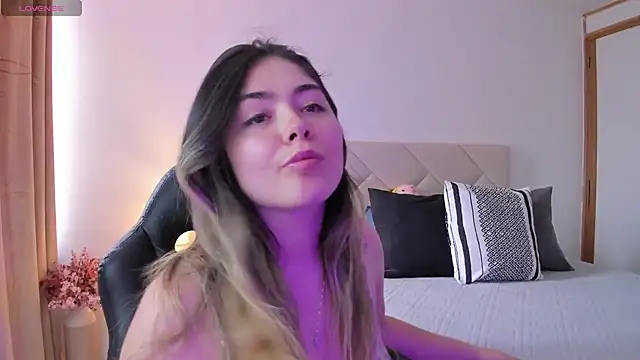 Snapshot of Lau_Bee chatting on January 22, 2025, 7:13 pm Lau Bee online show from January 22, 2025, 7:13 pm