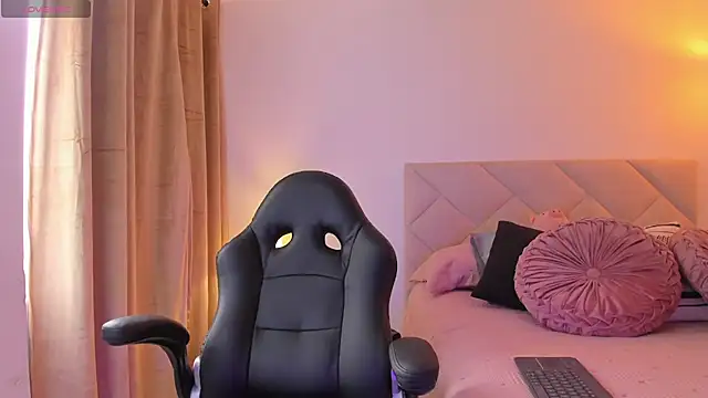 Snapshot of Lau_Bee chatting on February 21, 2025, 2:38 pm Lau Bee online show from February 21, 2025, 2:38 pm