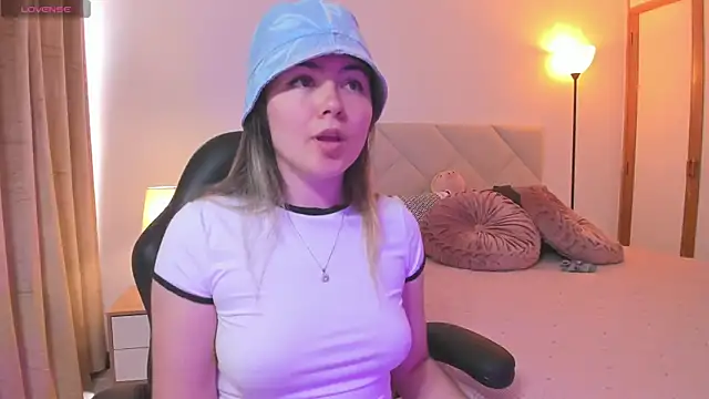 Snapshot of Lau_Bee chatting on March 18, 2025, 2:37 pm Lau Bee online show from March 18, 2025, 2:37 pm