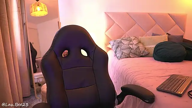 Snapshot of Lau_Bee chatting on September 13, 2025, 6:08 pm Lau Bee online show from September 13, 2025, 6:08 pm