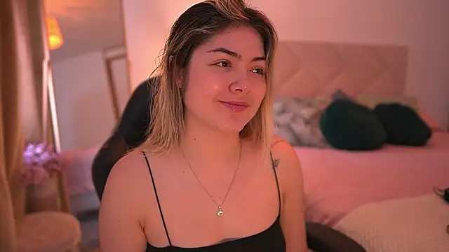 Snapshot of Lau_Bee chatting on October 14, 2025, 4:30 pm Lau Bee online show from October 14, 2025, 4:30 pm