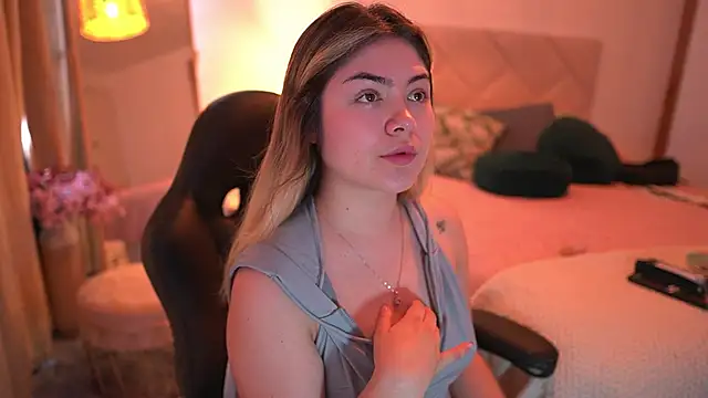 Snapshot of Lau_Bee chatting on October 19, 2025, 5:24 pm Lau Bee online show from October 19, 2025, 5:24 pm