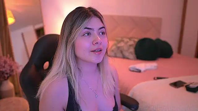 Snapshot of Lau_Bee chatting on October 21, 2025, 5:35 pm Lau Bee online show from October 21, 2025, 5:35 pm