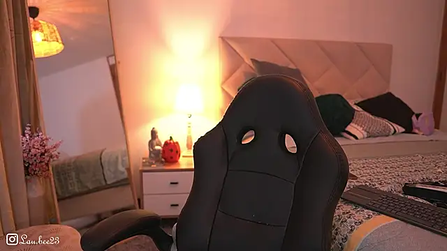 Snapshot of Lau_Bee chatting on October 30, 2025, 6:41 pm Lau Bee online show from October 30, 2025, 6:41 pm