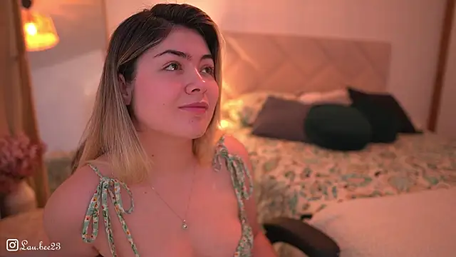 Snapshot of Lau_Bee chatting on November 2, 2025, 11:23 am Lau Bee online show from November 2, 2025, 11:23 am