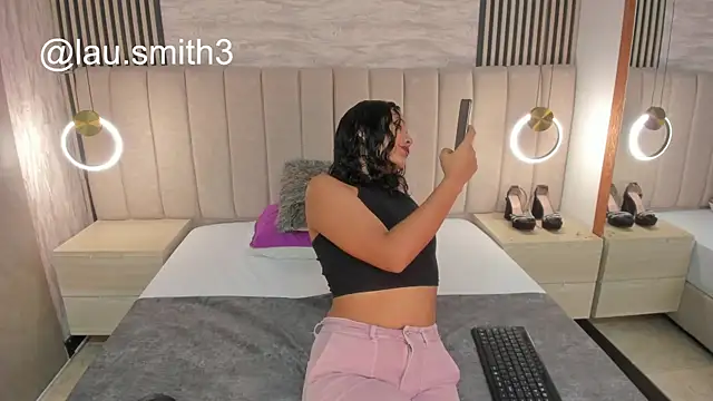 laura smith33 online show from November 4, 2025, 2:38 pm