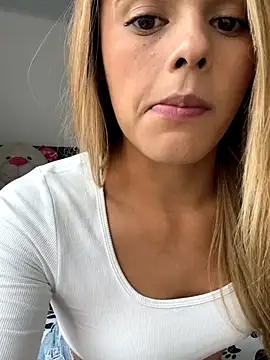 ZoeJohnsoon online show from December 13, 2025, 9:53 pm