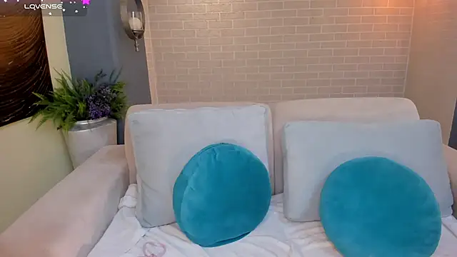 IsabellaHill  online show from December 18, 2024, 7:19 pm