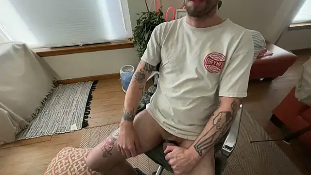 Snapshot of RuffClvb chatting on February 4, 2026, 9:42 pm RuffClvb online show from February 4, 2026, 9:42 pm