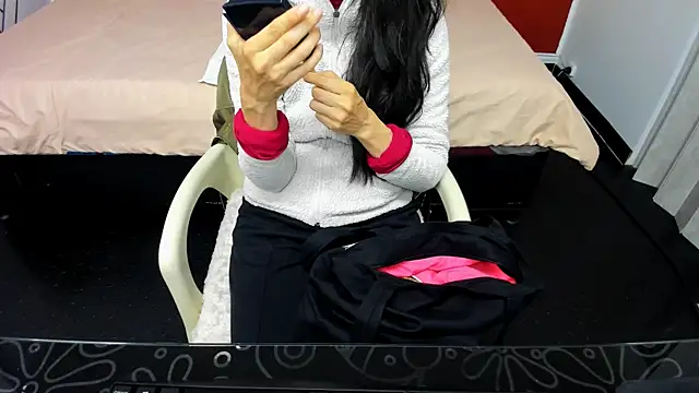 Snapshot of Abrillee1 chatting on January 4, 2025, 7:02 pm Abrillee1 online show from January 4, 2025, 7:02 pm