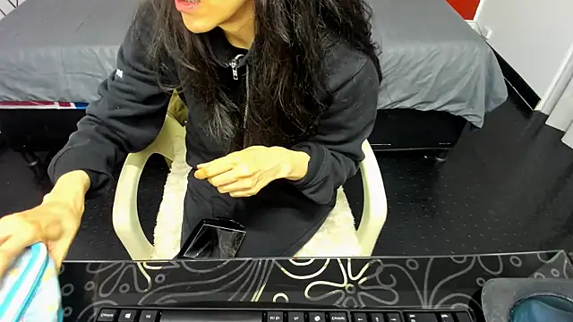 Snapshot of Abrillee1 chatting on February 10, 2025, 7:49 pm Abrillee1 online show from February 10, 2025, 7:49 pm