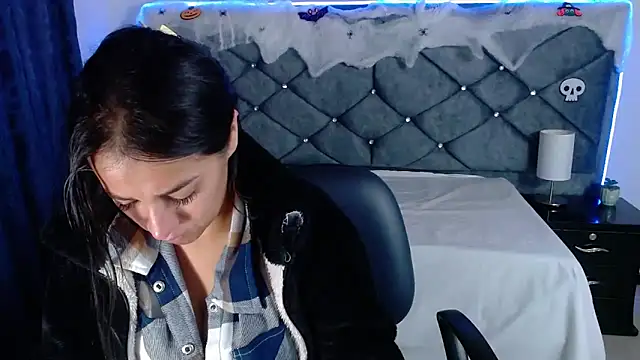 Julietacollins06 online show from October 15, 2025, 1:11 pm