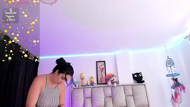 brianaGuzman online show from November 18, 2025, 6:23 pm