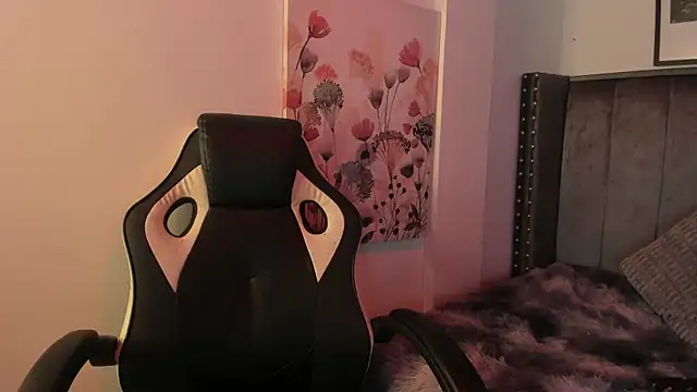 Alaia Cute online show from September 28, 2025, 2:17 am