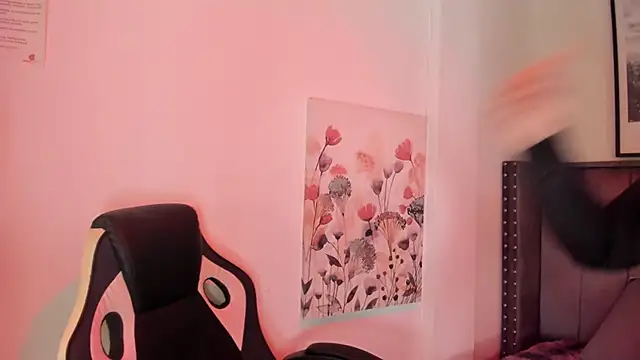 Alaia Cute online show from November 4, 2025, 3:05 am