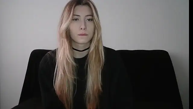 ErikaShyy online show from November 21, 2025, 10:47 am