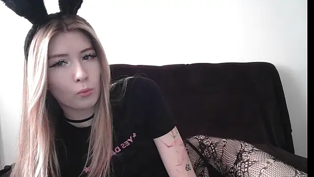 ErikaShyy online show from February 4, 2026, 12:11 pm